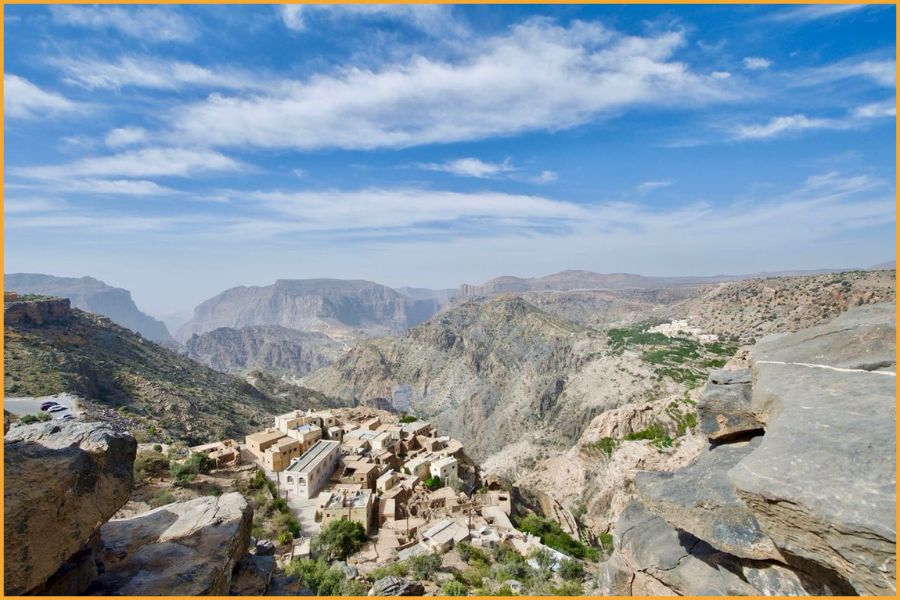 Traditional mountain village in Oman’s Hajar Mountains, illustrating the dramatic yet safe landscapes travellers can explore in the Arabian Peninsula